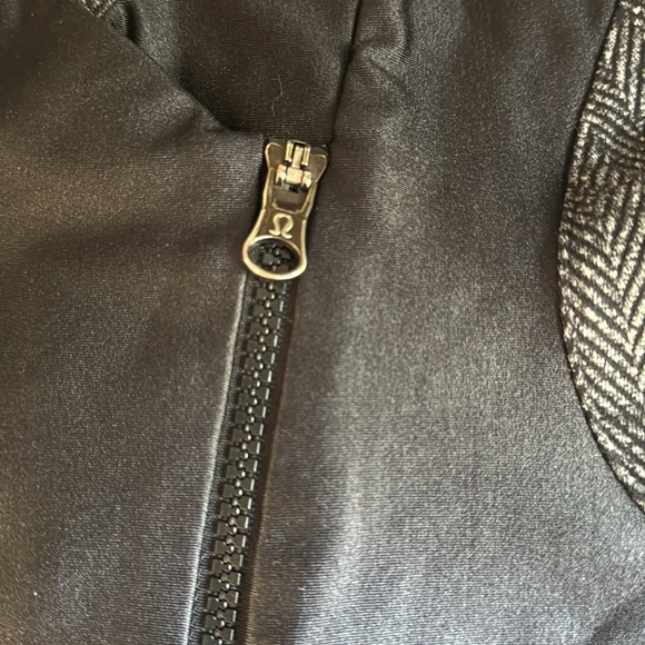 Lululemon Emerge Renewed Jacket size 2 in preloved condition - Picture 8 of 9